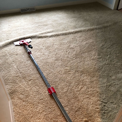 carpet being streatched to remove carpet wrinkles
